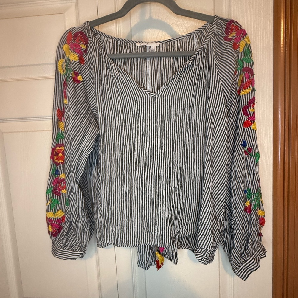 Beautiful Floreat Black and White Embroidered Blouse with Back Accent - M